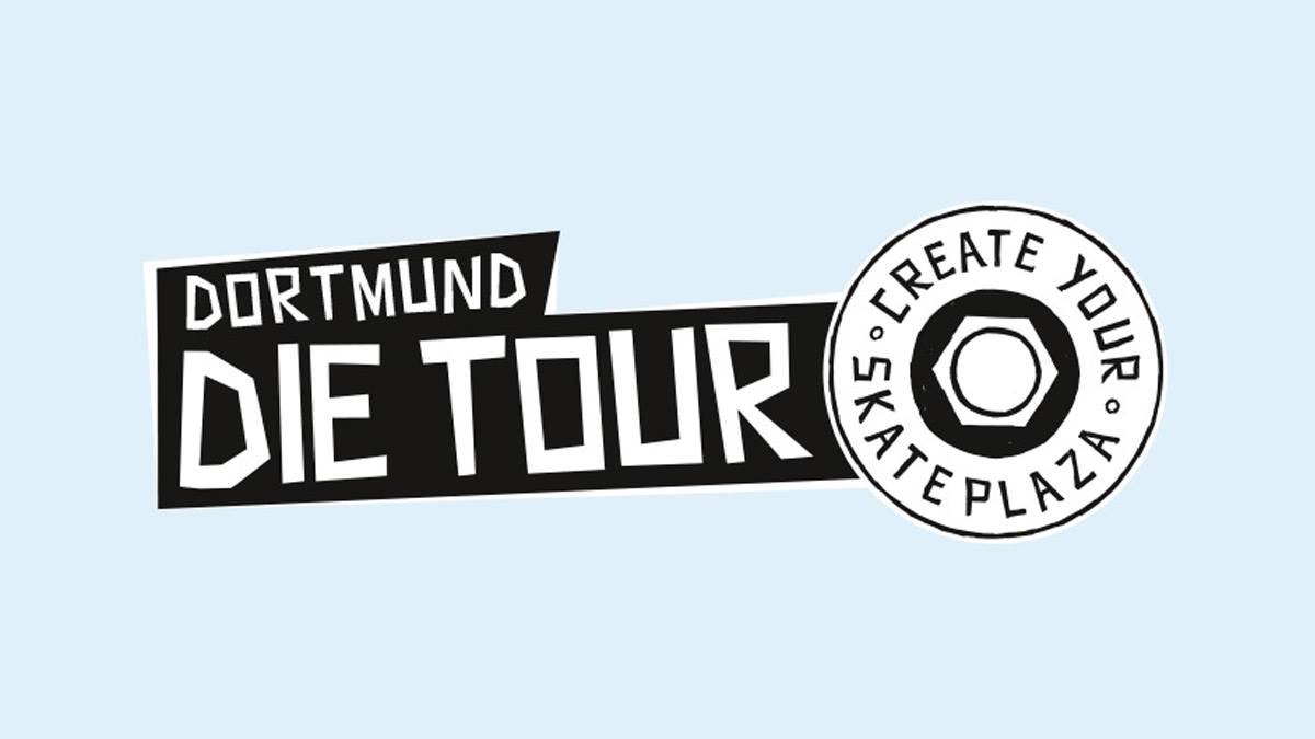 Schwarz-weißes Logo mit Text Dortmund Die Tour und Schriftzug Skateplaza im Kreis.