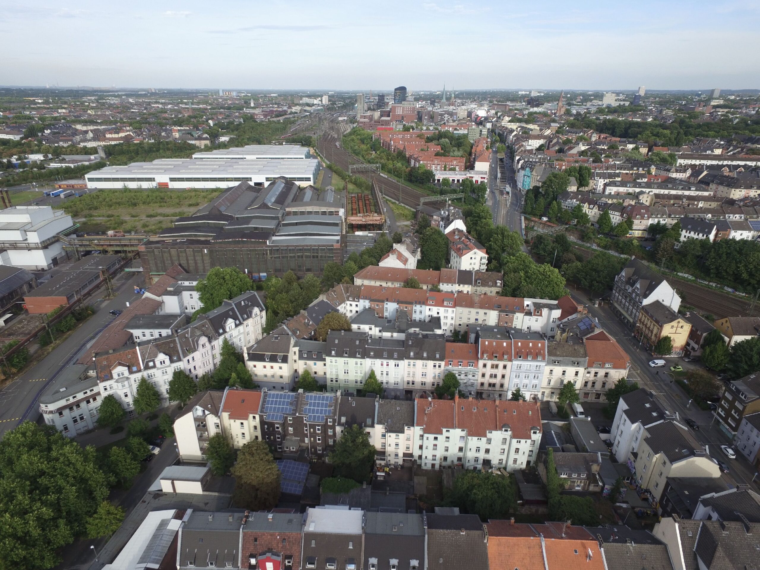 Luftaufnahme eines Dortmunder Stadtviertels mit Wohngebäuden, Industrieanlagen und Bahngleisen.