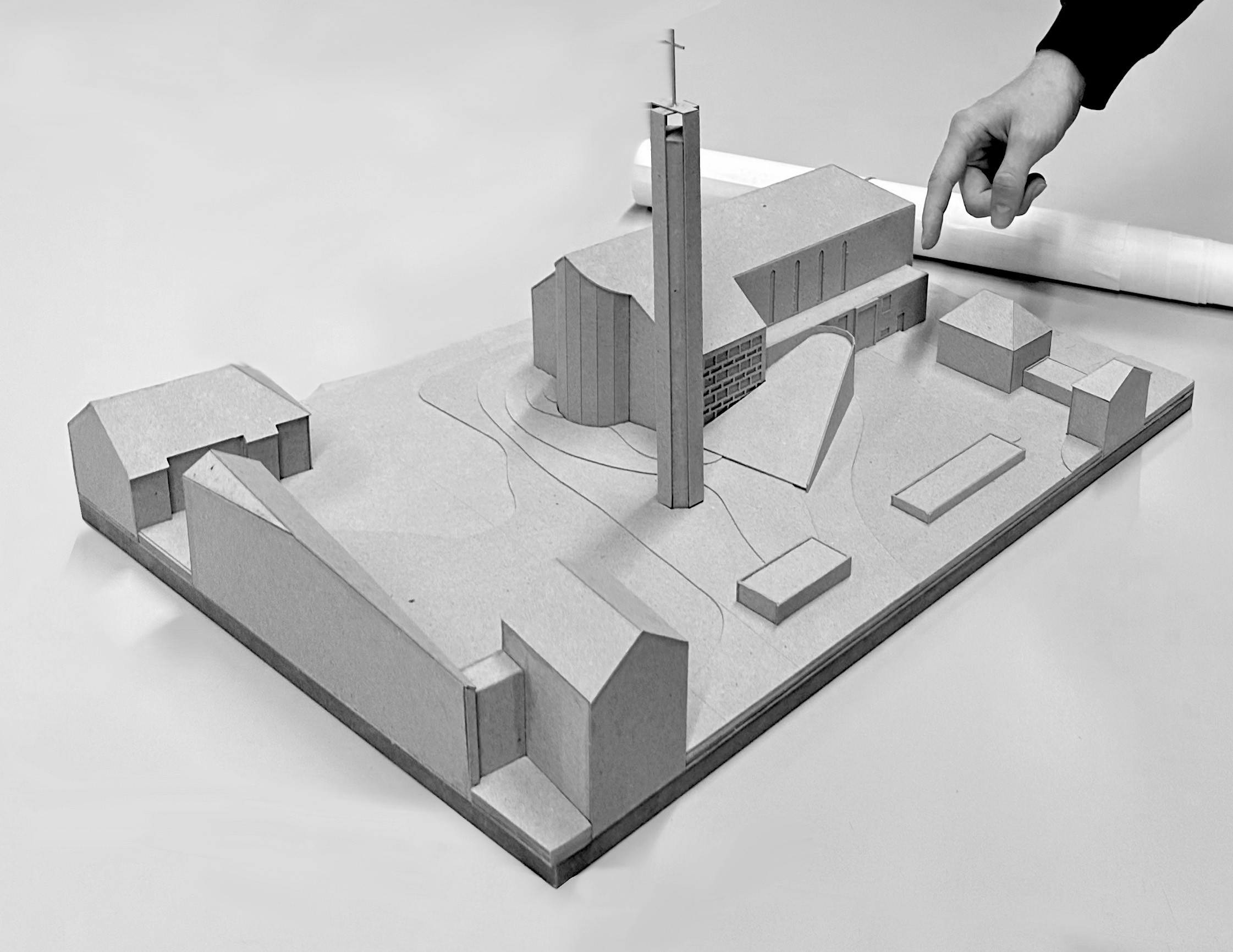 Architekturmodell aus Pappe zeigt eine Kirche mit hohem Turm und umliegenden Gebäuden.