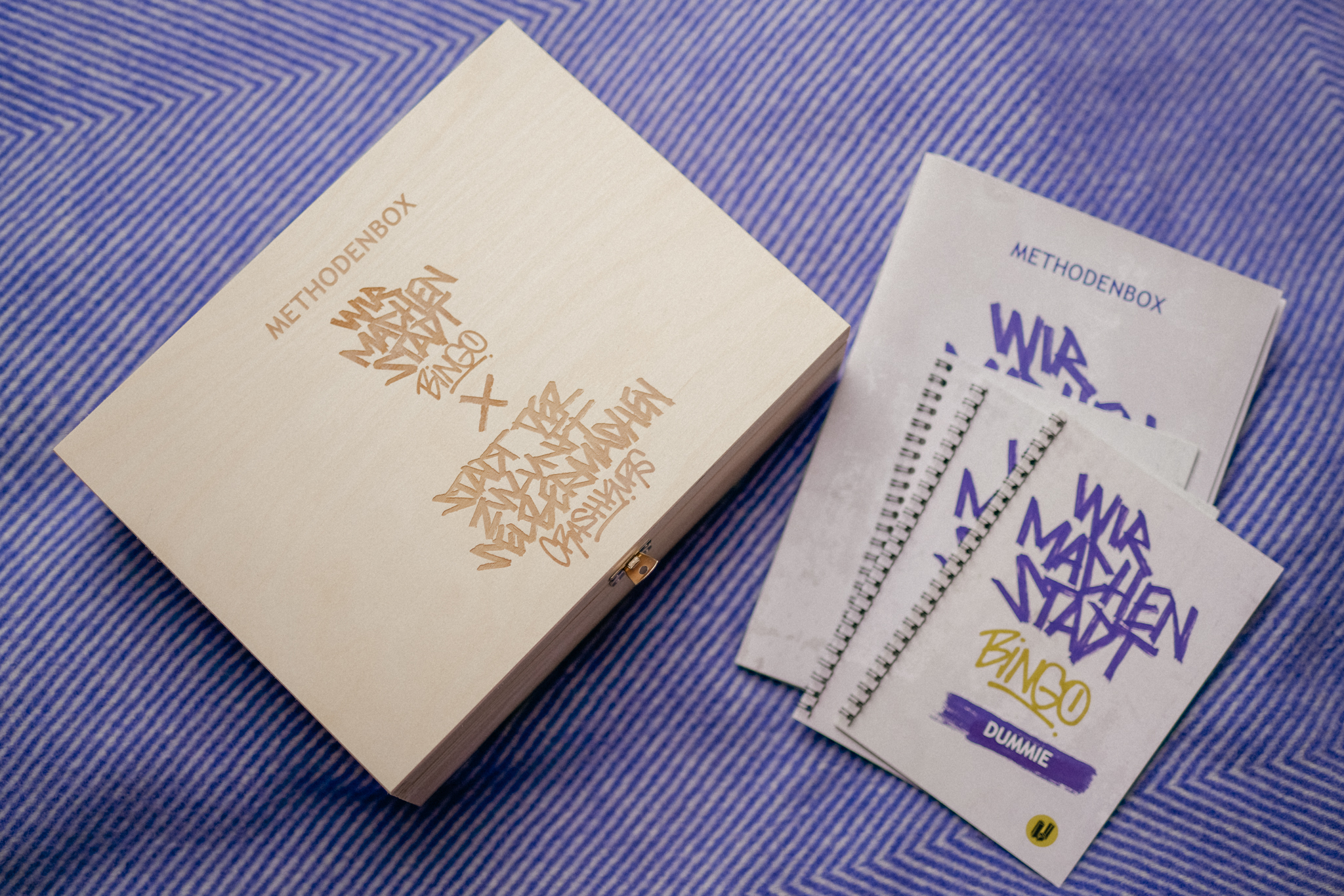 Zwei Methodenboxen mit goldenen und purpurnen Schriftzügen auf blauem Untergrund.