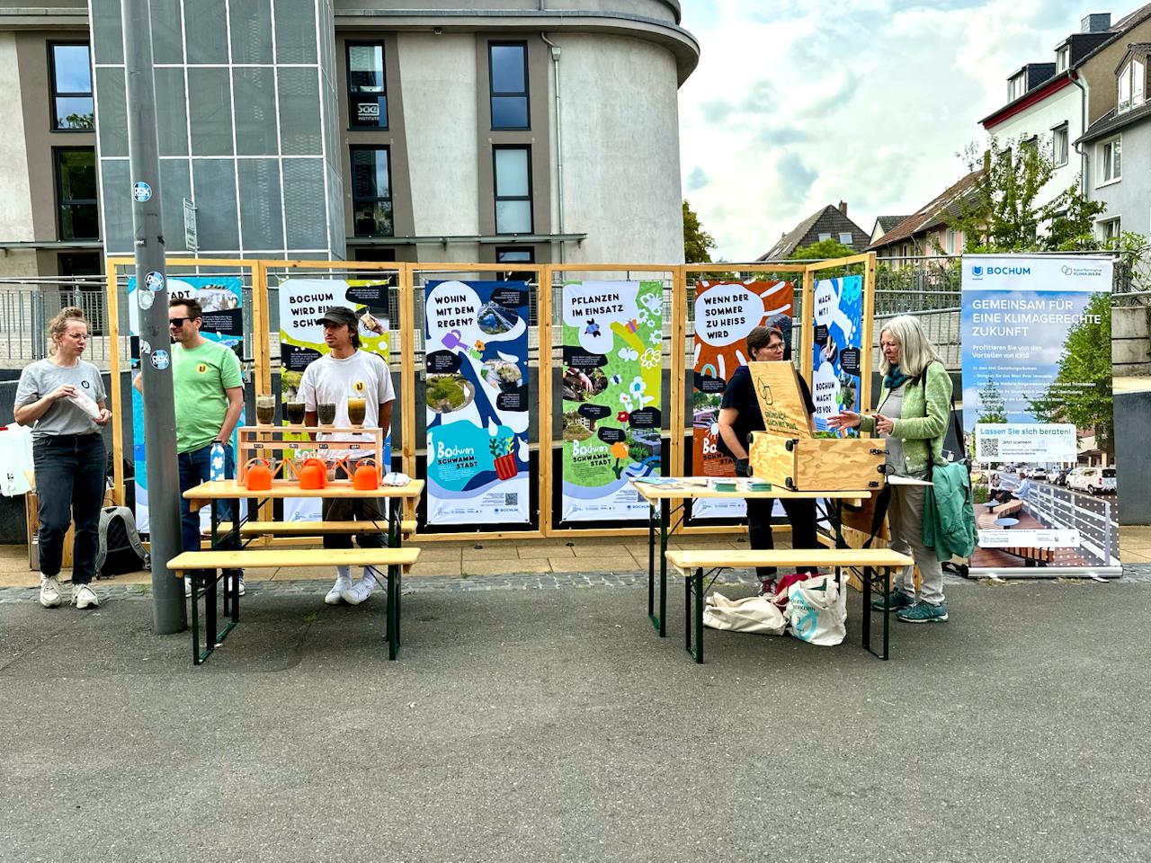 Menschen präsentieren an Informationsständen ein Projekt zur nachhaltigen Stadtentwicklung in Bochum.