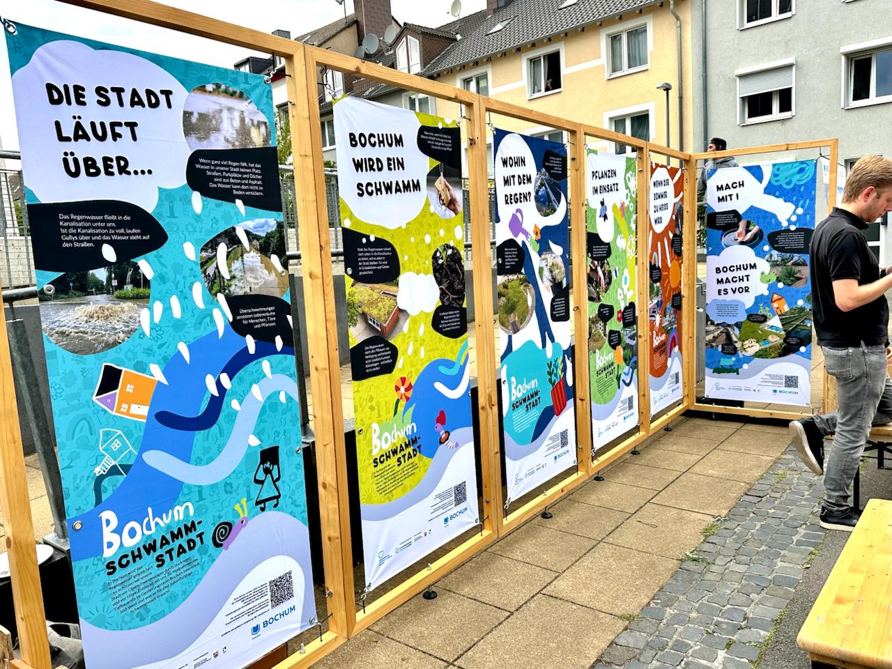 Ausstellung mit mehreren Informationstafeln zu Bochums Schwamm-Stadt-Projekt in Holzrahmen.