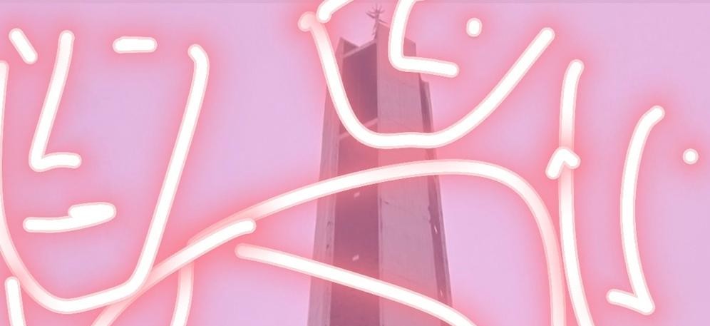 Ein Hochhaus hinter einer rosa Glasscheibe mit weißen, linienförmigen Neonzeichnungen, die Gesichter andeuten.
