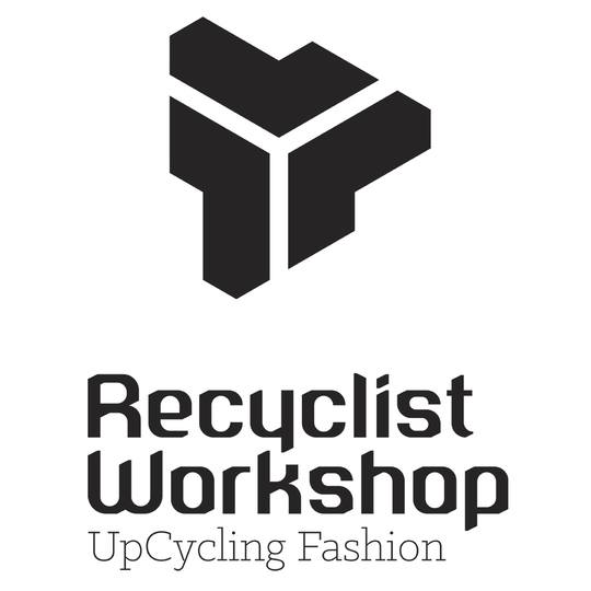 Logo des Recyclist Workshop mit stilisiertem Chevron-Symbol und Schriftzug UpCycling Fashion.