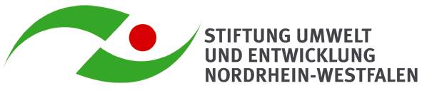 Logo der Stiftung Umwelt und Entwicklung Nordrhein-Westfalen mit grünem Auge und rotem Punkt.
