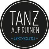 Kreisrundes Logo mit Text Tanz auf Ruinen und Upcycling in Weiß auf schwarzem Grund.