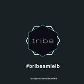 Tribe-Logo mit Hashtag tribeamleib und Website-Angabe auf dunkelgrauem Hintergrund.