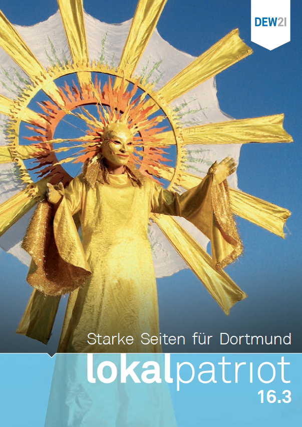 Vergoldete Figur mit Sonnennimbus vor blauem Himmel, Schrift lokalpatriot 16.3.