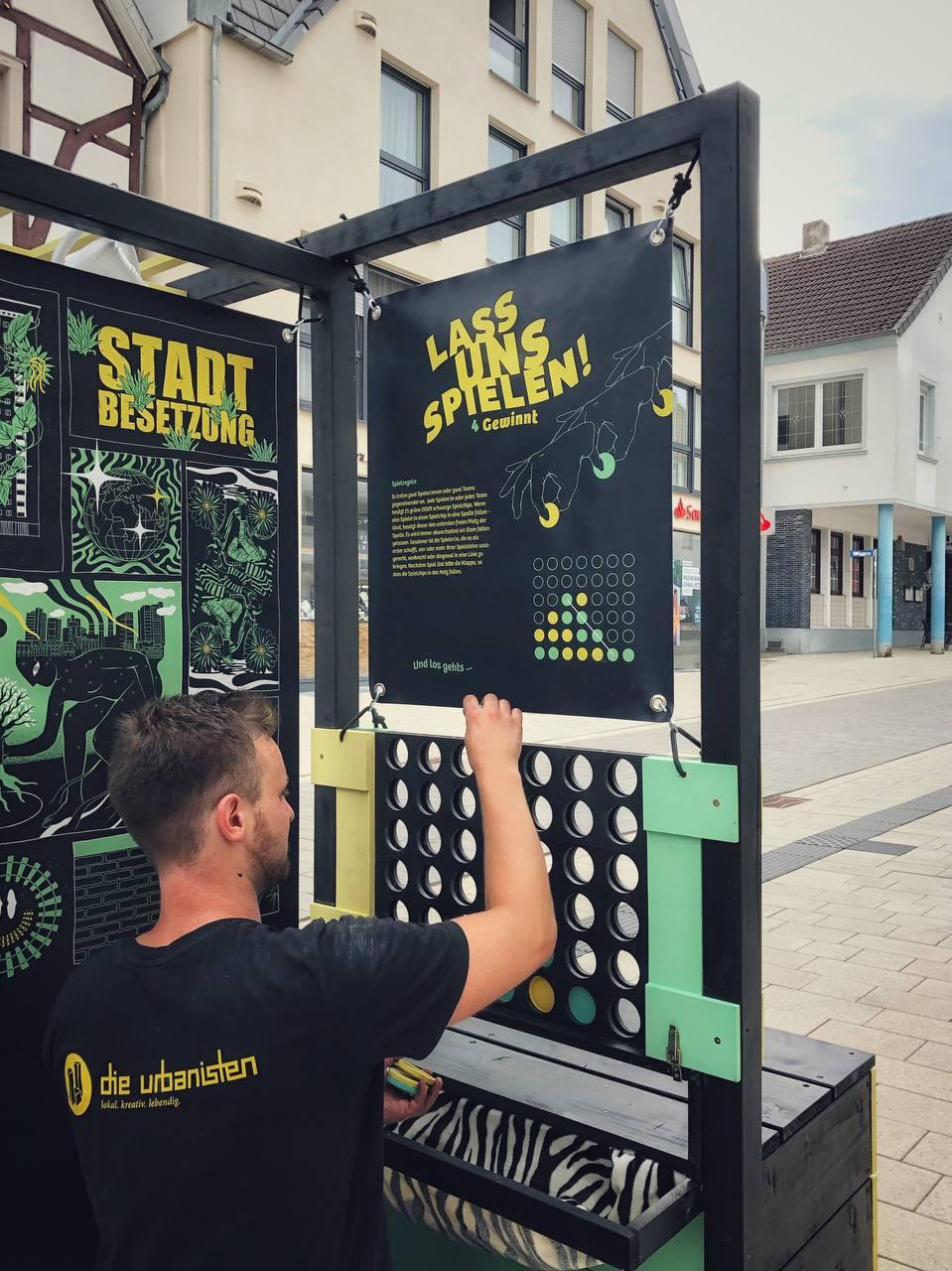 Person bedient interaktive Ausstellung zu Stadtentwicklung und Bürgerbeteiligung in Dortmund.